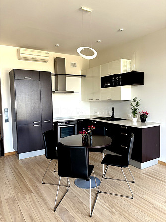 Здание во дворе, реновированный дом, закрытый двор, вход с улицы и со двора, Рига - изображение 3