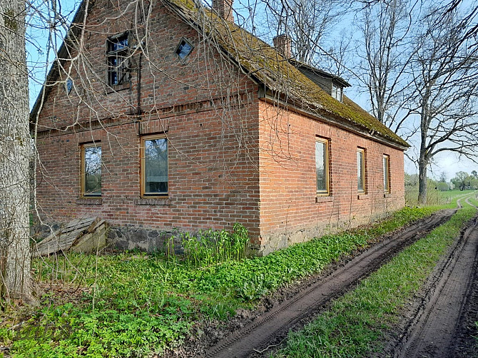 Pārdod atjaunojamu lauku īpašumu 25km no Kuldīgas
Mūra/ķieģeļu dzīvojamā ēka un vairākas saimniecība Кулдига и Кулдигский край - изображение 3
