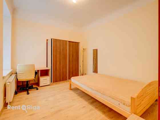 Izīrē plašu 4 istabu dzīvokli Rīgas centrā!  Dzīvokļa plānojums ir ērts un funkcionāls  tajā ir 3 iz Рига