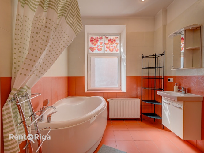 Izīrē plašu 4 istabu dzīvokli Rīgas centrā!  Dzīvokļa plānojums ir ērts un funkcionāls  tajā ir 3 iz Рига - изображение 4