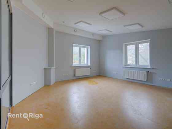 Новый автономный офис в Тихом центре  в двух уровнях, с отдельным входом. Рига