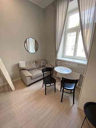 Фасадный дом, реновированный дом, закрытый двор, вход с улицы, лестничная клетка Рига