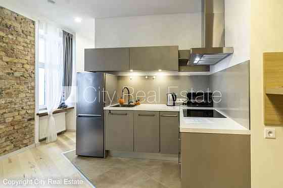 Здание во дворе, реновированный дом, благоустроенная озеленённая территория, Рига