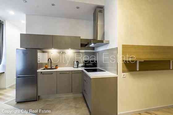 Здание во дворе, реновированный дом, благоустроенная озеленённая территория, Рига