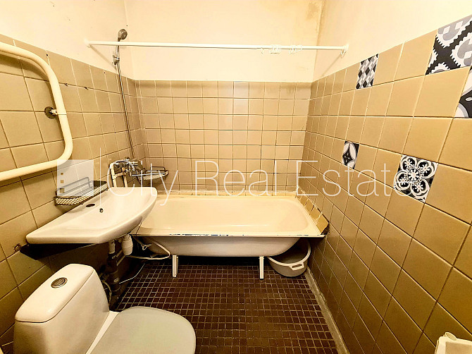 Labiekārtota apzaļumota teritorija, ir lifts, lodžija 6 m2, istaba izolēta, virtuve, halle, Rīga - foto 18