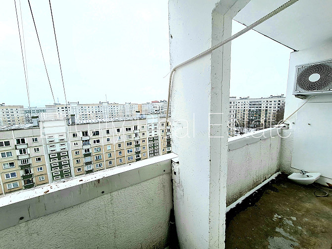 Labiekārtota apzaļumota teritorija, ir lifts, lodžija 6 m2, istaba izolēta, virtuve, halle, Rīga - foto 19