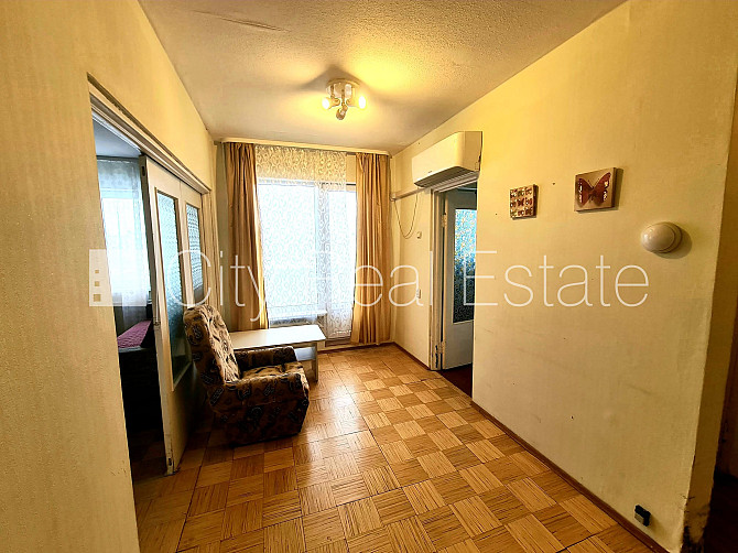 Labiekārtota apzaļumota teritorija, ir lifts, lodžija 6 m2, istaba izolēta, virtuve, halle, Rīga - foto 15