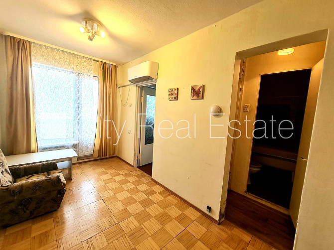 Labiekārtota apzaļumota teritorija, ir lifts, lodžija 6 m2, istaba izolēta, virtuve, halle, Rīga - foto 16