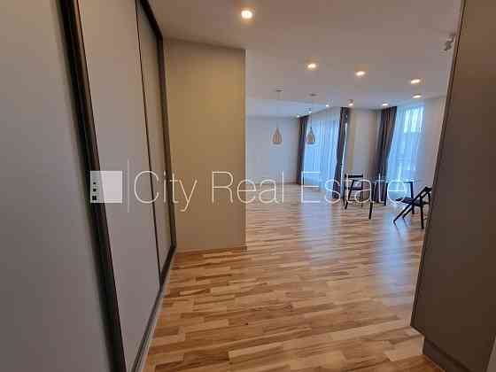 Здание во дворе, реновированный дом, благоустроенный озеленённый двор, Рига