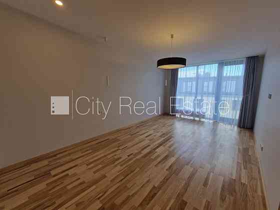 Здание во дворе, реновированный дом, благоустроенный озеленённый двор, Рига