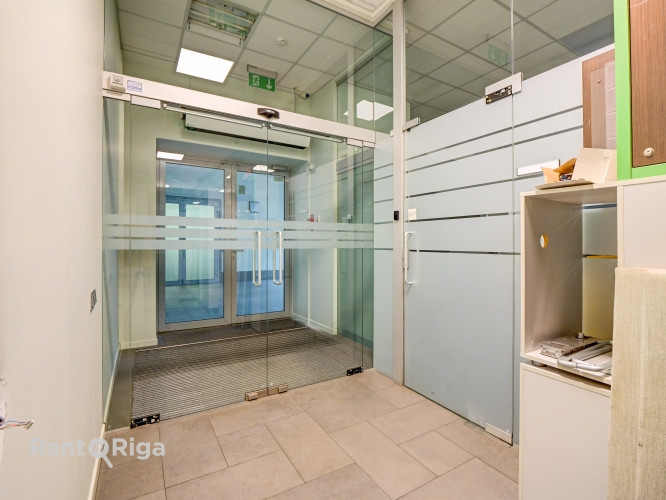 Iznomā biroja telpas Muitas un Citadeles ielu krustojumā, 1. stāvā, ar atsevišķu ieeju. Rīga - foto 6