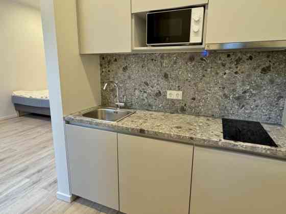 Меблированная студия в Тихом центре с высокими потолками.  Квартира расположена Rīga