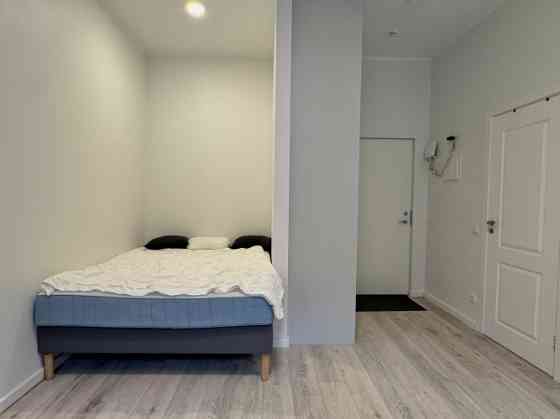 Меблированная студия в Тихом центре с высокими потолками.  Квартира расположена Rīga