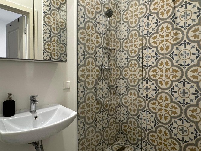 Mēbelēts Studio dzīvoklis Klusajā Centrā ar augstiem griestiem.  Tas atrodās restaurētā Rīga - foto 8