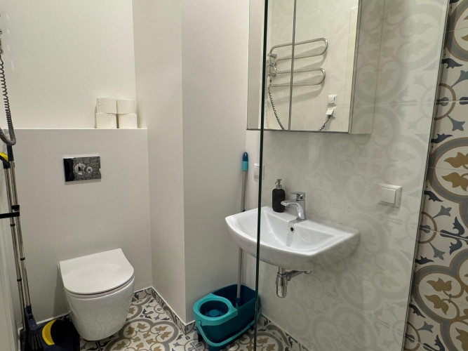 Mēbelēts Studio dzīvoklis Klusajā Centrā ar augstiem griestiem.  Tas atrodās restaurētā Rīga - foto 7