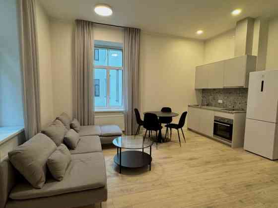 Mеблированная 2-комнатная квартира в Тихом центре Риги.  Квартира с высокими Rīga