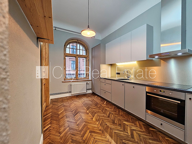 Fasādes māja, renovēta māja, ieeja no ielas, ir lifts, kāpņu telpa pēc kapitālā remonta, Rīga - foto 5