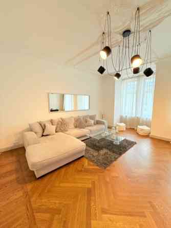 Продаётся элегантная, полностью меблированная 2-комнатная квартира в центре Риги Rīga