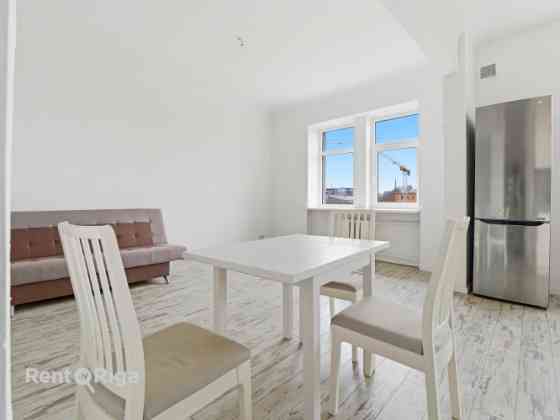 Dzīvoklis ar savu šarmu un auru.  Tā logi ir vērsti uz Sporta pils dārzi, kur vairāku gadu garumā ti Rīga