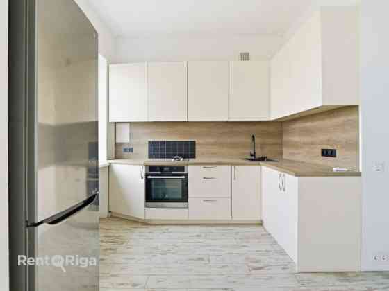 Dzīvoklis ar savu šarmu un auru.  Tā logi ir vērsti uz Sporta pils dārzi, kur vairāku gadu garumā ti Rīga