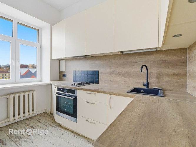 Dzīvoklis ar savu šarmu un auru.  Tā logi ir vērsti uz Sporta pils dārzi, kur vairāku gadu Rīga - foto 1