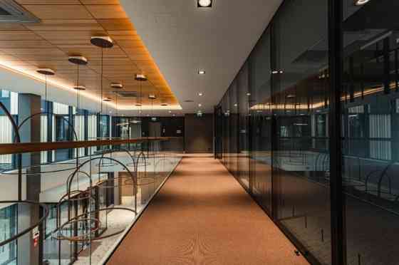 Biroja telpas A klases biroju ēkā Mežaparkā.  Telpas ir piemērotas salonam, veikalam vai birojam, un Рига