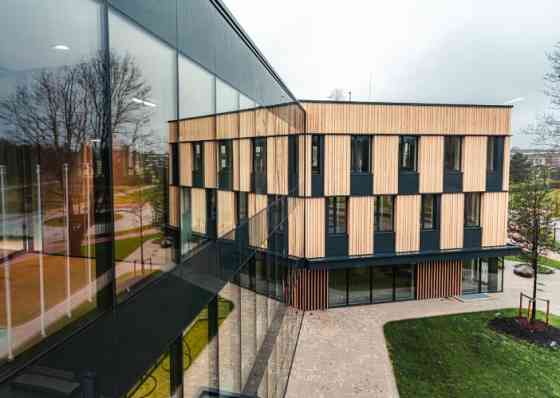 Biroja telpas A klases biroju ēkā Mežaparkā.  Telpas ir piemērotas salonam, veikalam vai birojam, un Рига