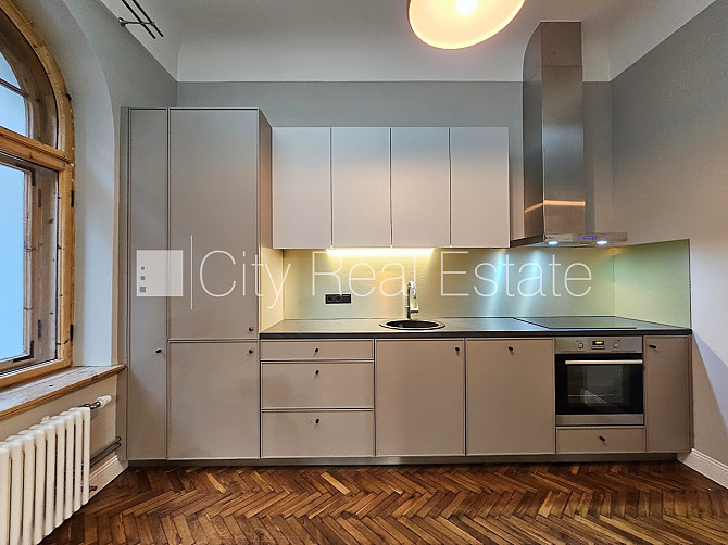 Fasādes māja, renovēta māja, ieeja no ielas, ir lifts, kāpņu telpa pēc kapitālā remonta, Rīga - foto 6