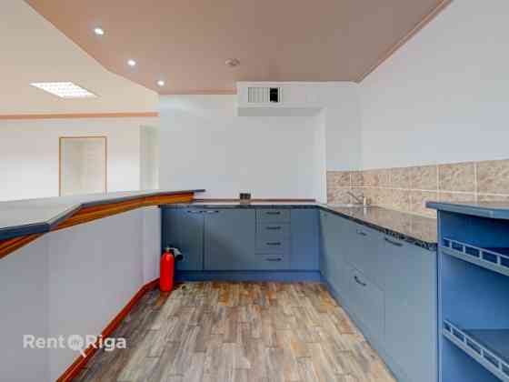 Офис открытого типа вместе со своей кухней.  Предлагаем в аренду удобное и Rīga