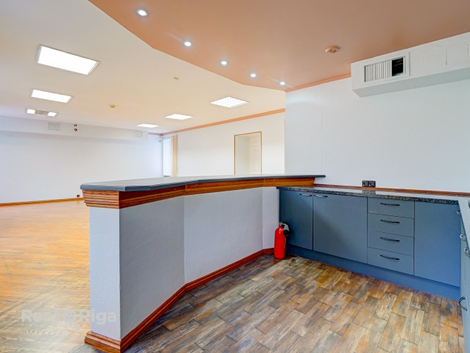 Atvērtā tipa birojs kopā ar savu virtuvi.  Piedāvājam nomai ērtu un funkcionālu biroja telpu Rīga - foto 4