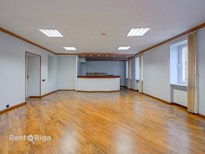 Atvērtā tipa birojs kopā ar savu virtuvi.  Piedāvājam nomai ērtu un funkcionālu biroja telpu Rīga - foto 1