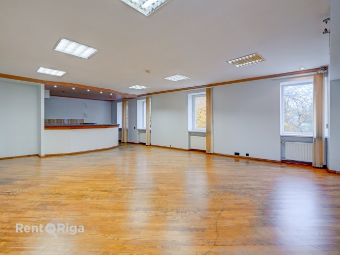 Atvērtā tipa birojs kopā ar savu virtuvi.  Piedāvājam nomai ērtu un funkcionālu biroja telpu Rīga - foto 5