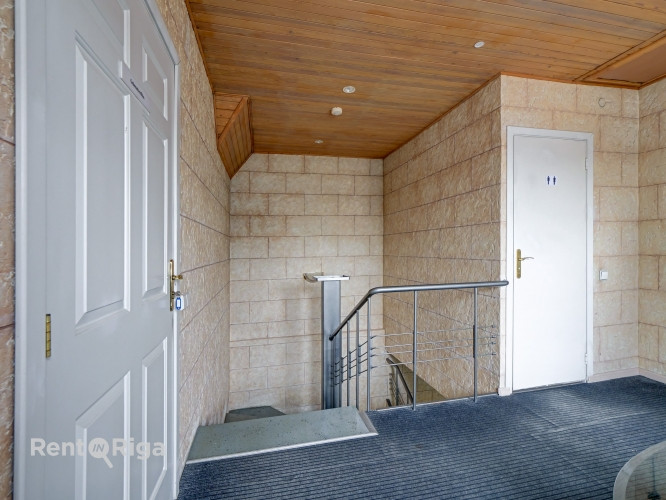 Birojs trešajā stāvā ar diviem atsevišķiem kabinetiem un priekštelpu.  Piedāvājam nomai Rīga - foto 8