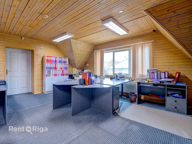 Birojs trešajā stāvā ar diviem atsevišķiem kabinetiem un priekštelpu.  Piedāvājam nomai Rīga - foto 4