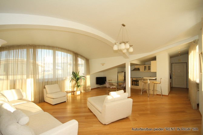 Elegants 2-istabu dzīvoklis ar privātu jumta terasi prestižajā vēstniecību rajonā  Izbaudiet Rīga - foto 2