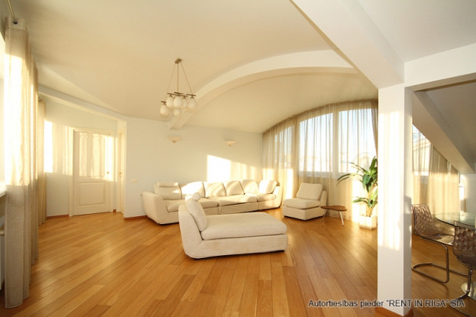 Elegants 2-istabu dzīvoklis ar privātu jumta terasi prestižajā vēstniecību rajonā  Izbaudiet Rīga - foto 1