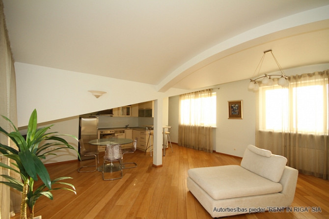 Elegants 2-istabu dzīvoklis ar privātu jumta terasi prestižajā vēstniecību rajonā  Izbaudiet Rīga - foto 3