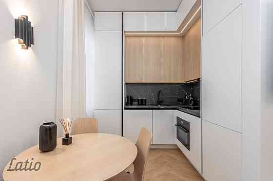 Lielisks 3 istabu dzīvoklis, 76  kv.m, 2/5 st., pirmskara laika māja, jauns lifts, gaumīgi iekārtots Rīga