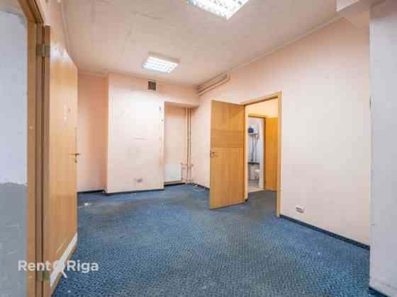 Офис с складскими помещениями на первом этаже с отдельным входом с первого этажа. Рига