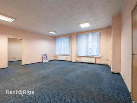 Офис с складскими помещениями на первом этаже с отдельным входом с первого этажа. Рига