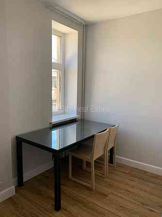 Фасадный дом, благоустроенный озеленённый двор, подъездная дорога покрыта Rīga