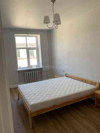 Фасадный дом, благоустроенный озеленённый двор, подъездная дорога покрыта Rīga