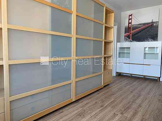 Фасадный дом, благоустроенный озеленённый двор, подъездная дорога покрыта Rīga