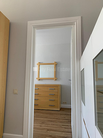 Fasādes māja, labiekārtots apzaļumots pagalms, bruģēts piebraucamais ceļš, slēgta Rīga - foto 4