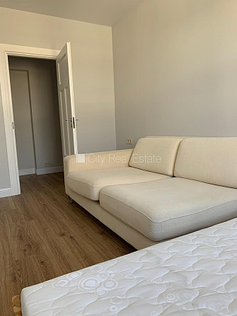 Fasādes māja, labiekārtots apzaļumots pagalms, bruģēts piebraucamais ceļš, slēgta Rīga - foto 8