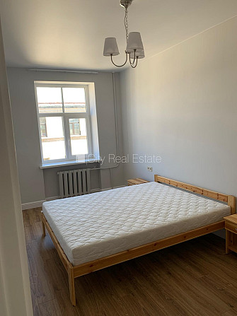 Fasādes māja, labiekārtots apzaļumots pagalms, bruģēts piebraucamais ceļš, slēgta Rīga - foto 2