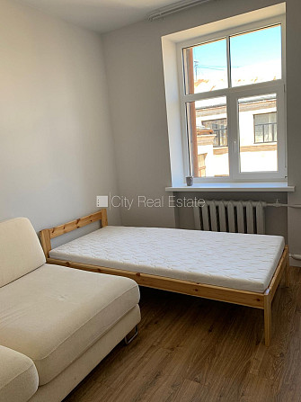 Fasādes māja, labiekārtots apzaļumots pagalms, bruģēts piebraucamais ceļš, slēgta Rīga - foto 9