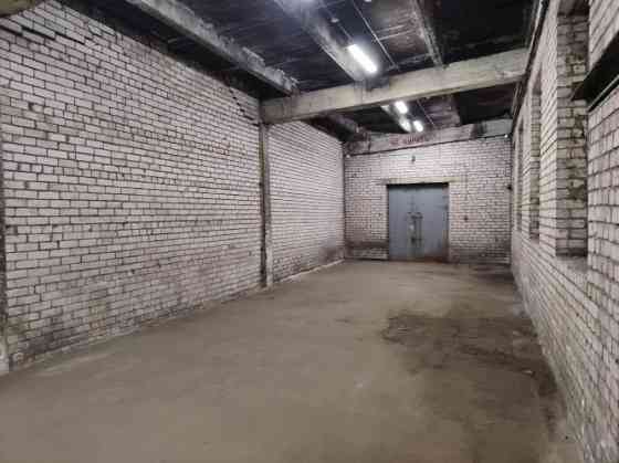 Sausas noliktavas telpas ar rampu.  Noliktava labā stāvoklī. Ēka renovēta, jauni elektrības vadi, lī Rīga