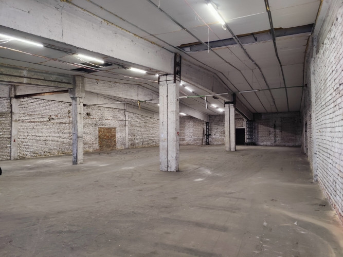 Sausas noliktavas telpas ar rampu.  Noliktava labā stāvoklī. Ēka renovēta, jauni elektrības Rīga - foto 2