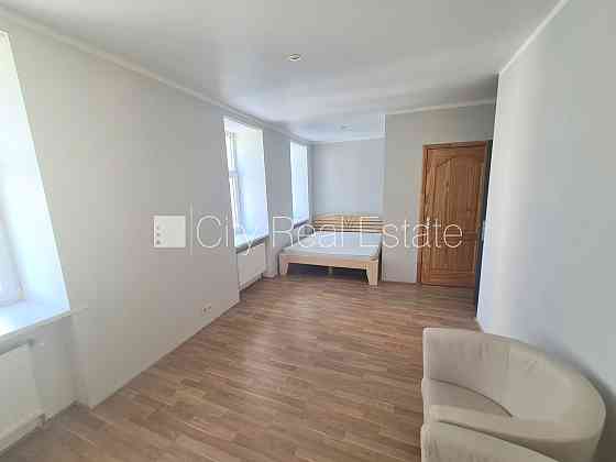 Дом во дворе, благоустроенный озеленённый двор, закрытая территория, охраняемая Рига